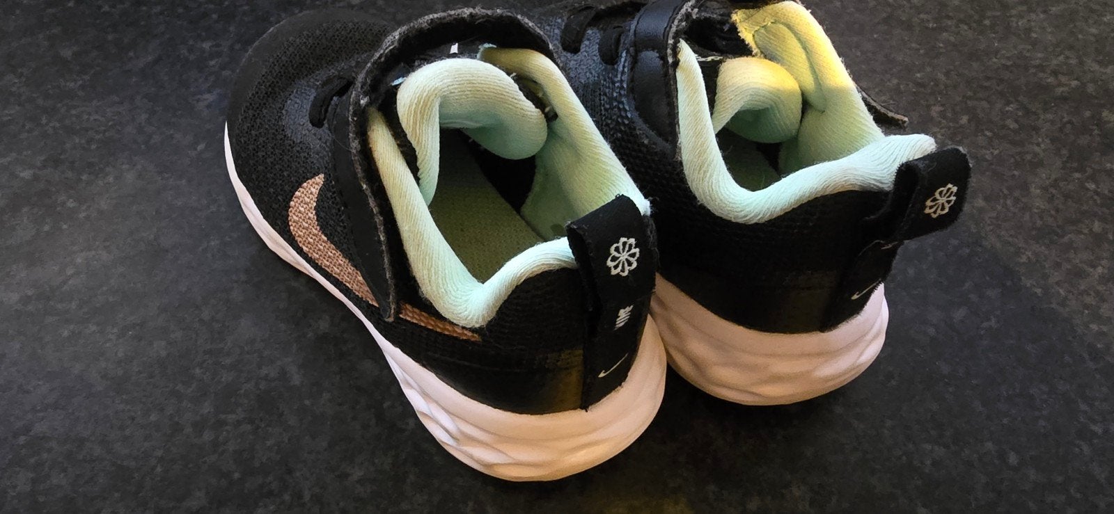 Nike kinderschoenen maat 22 - Zwart met goud, Ophalen, Gebruikt, Nike, Jongen of Meisje