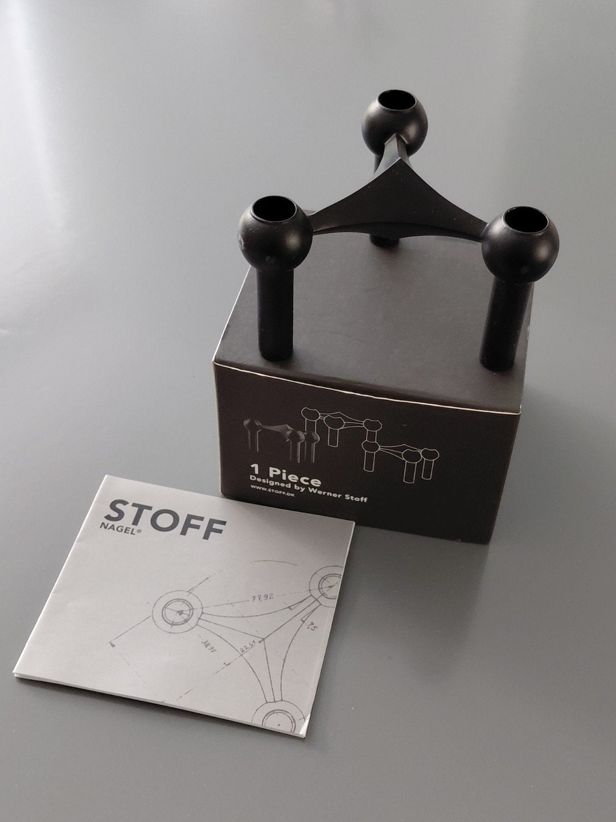 Stoff Nagel kandelaar - Zwart - Nieuw in doos, Antiek en Kunst, Ophalen of Verzenden, Overige materialen