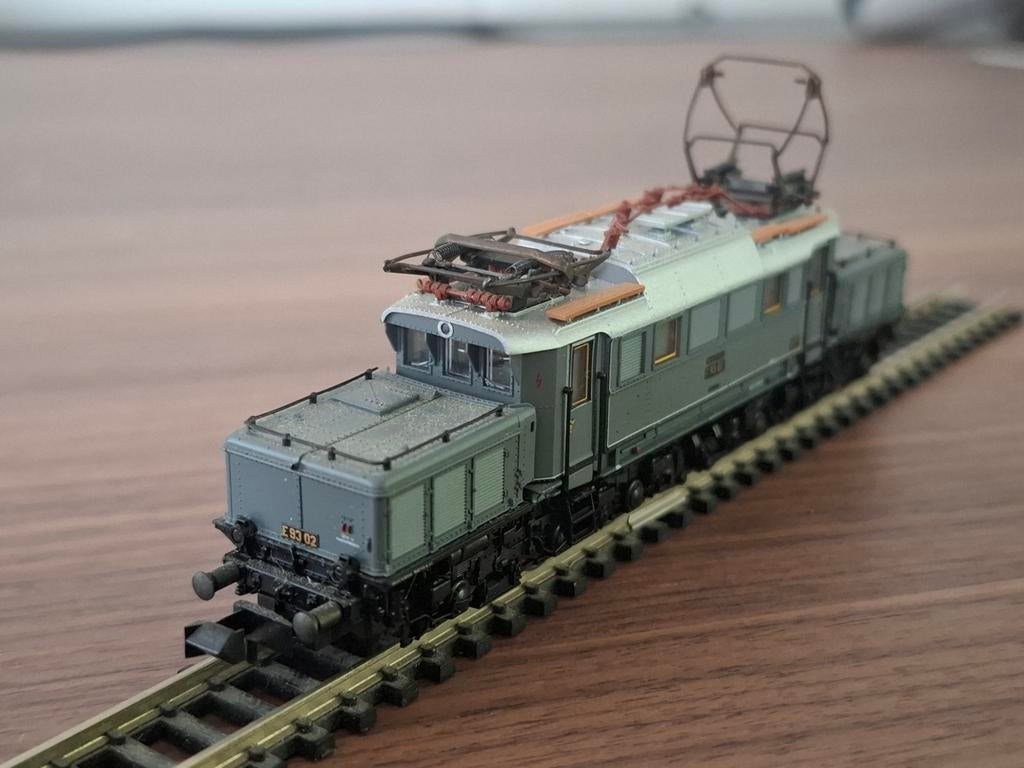 Mooie minitrix duitse krokodil in het grijs!, Hobby en Vrije tijd, Modeltreinen | N-Spoor, Zo goed als nieuw, Locomotief, Gelijkstroom