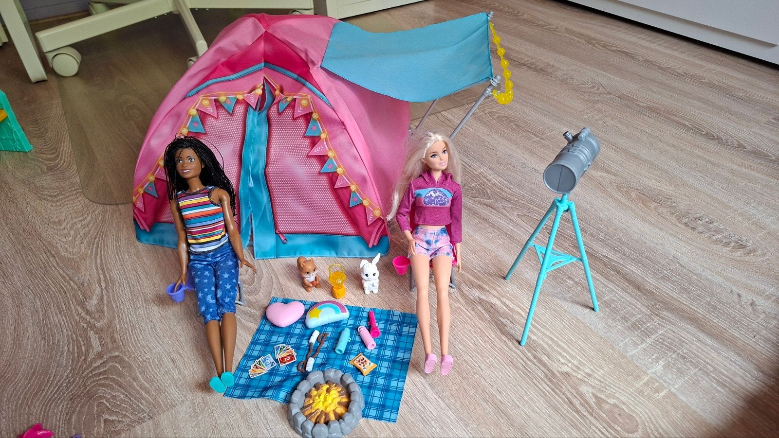 Barbie kampeerset met 2 poppen en accessoires, Ophalen, Zo goed als nieuw, Barbie