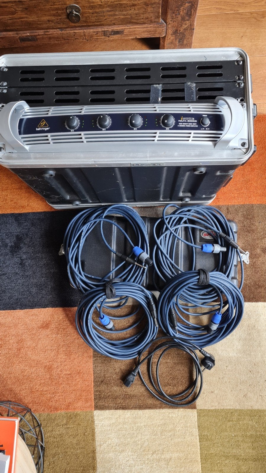Behringer iNUKE NU4-6000 versterker met accessoires, Ophalen, Zo goed als nieuw, 100 watt of meer