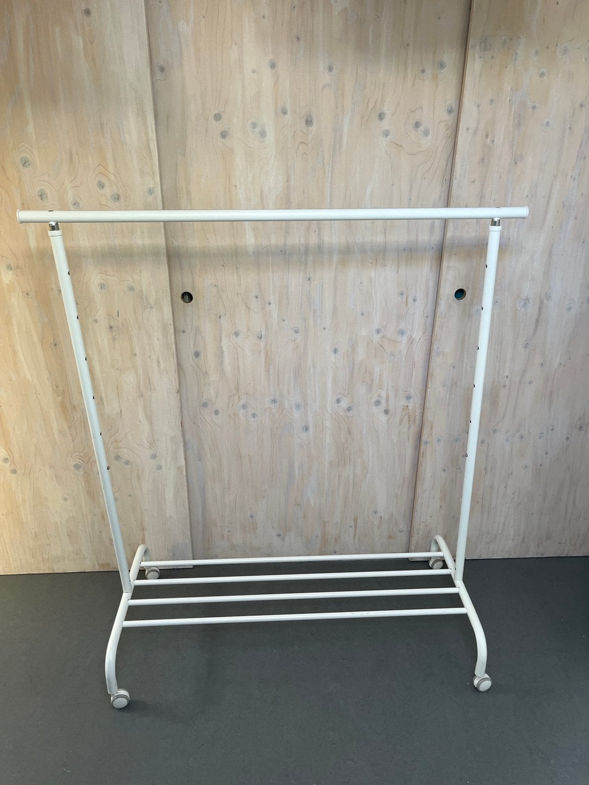 IKEA RIGGA Kledingrek - Wit, Verstelbaar met Wielen, Ophalen, Met wielen, Zo goed als nieuw
