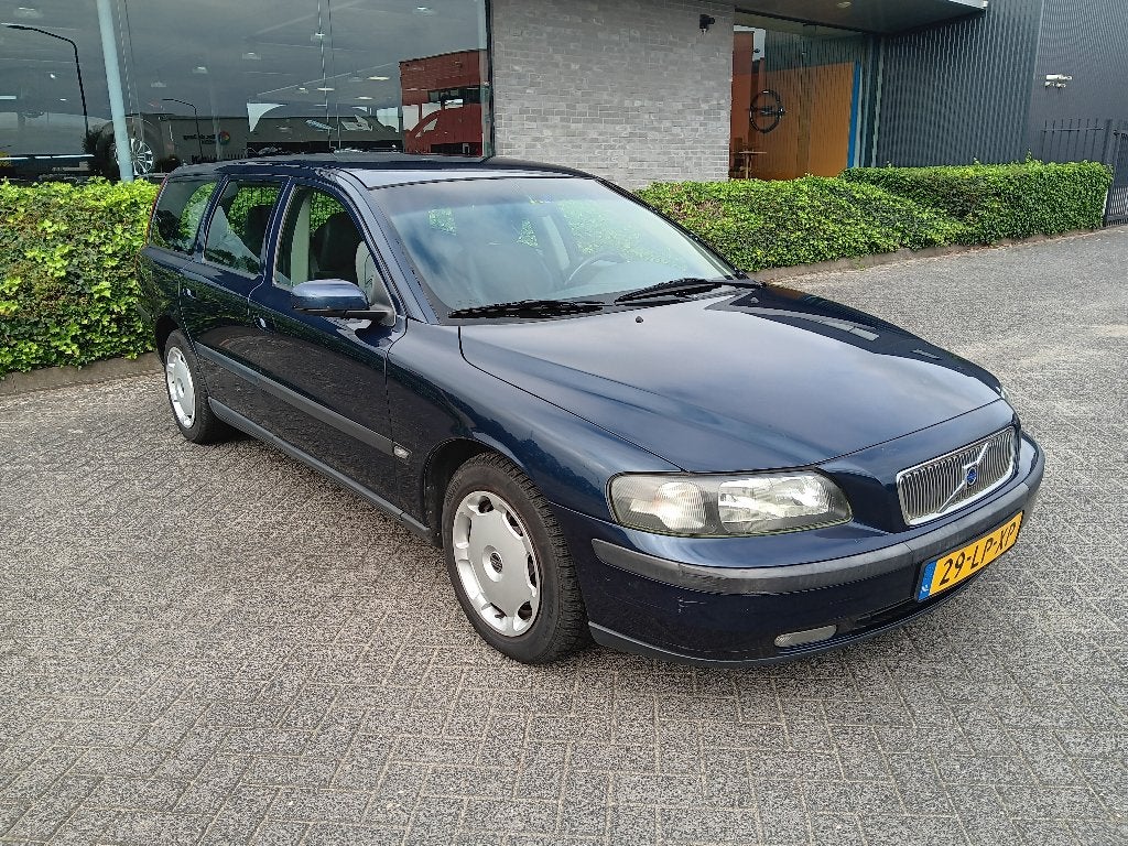 Volvo V70 2.4 D5 AUTOMAAT 2003, Airco, Trekhaak, Nieuwe APK, Auto's, 1800 kg, Zwart, Blauw, Leder en Stof