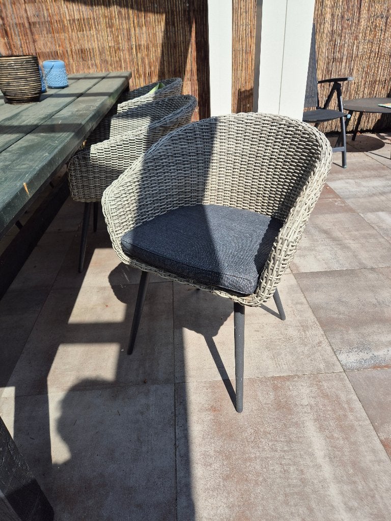 Lichtgrijze wicker tuinstoelen met kussen, Ophalen, Gebruikt, Kunststof