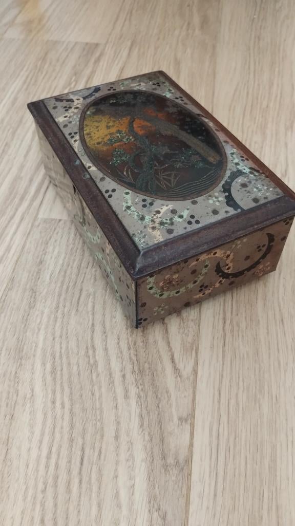 Antieke metalen doos met decoratieve afbeelding, Antiek en Kunst, Ophalen of Verzenden