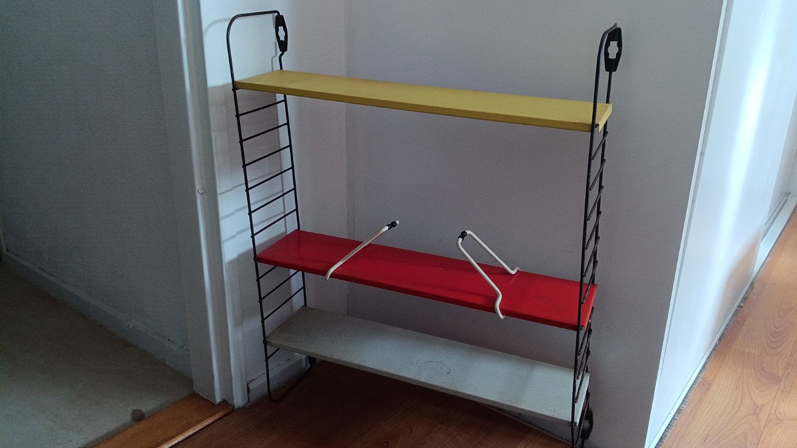 Tomado vintage wandrek met 3 planken - geel, rood, grijs, Ophalen of Verzenden, Gebruikt