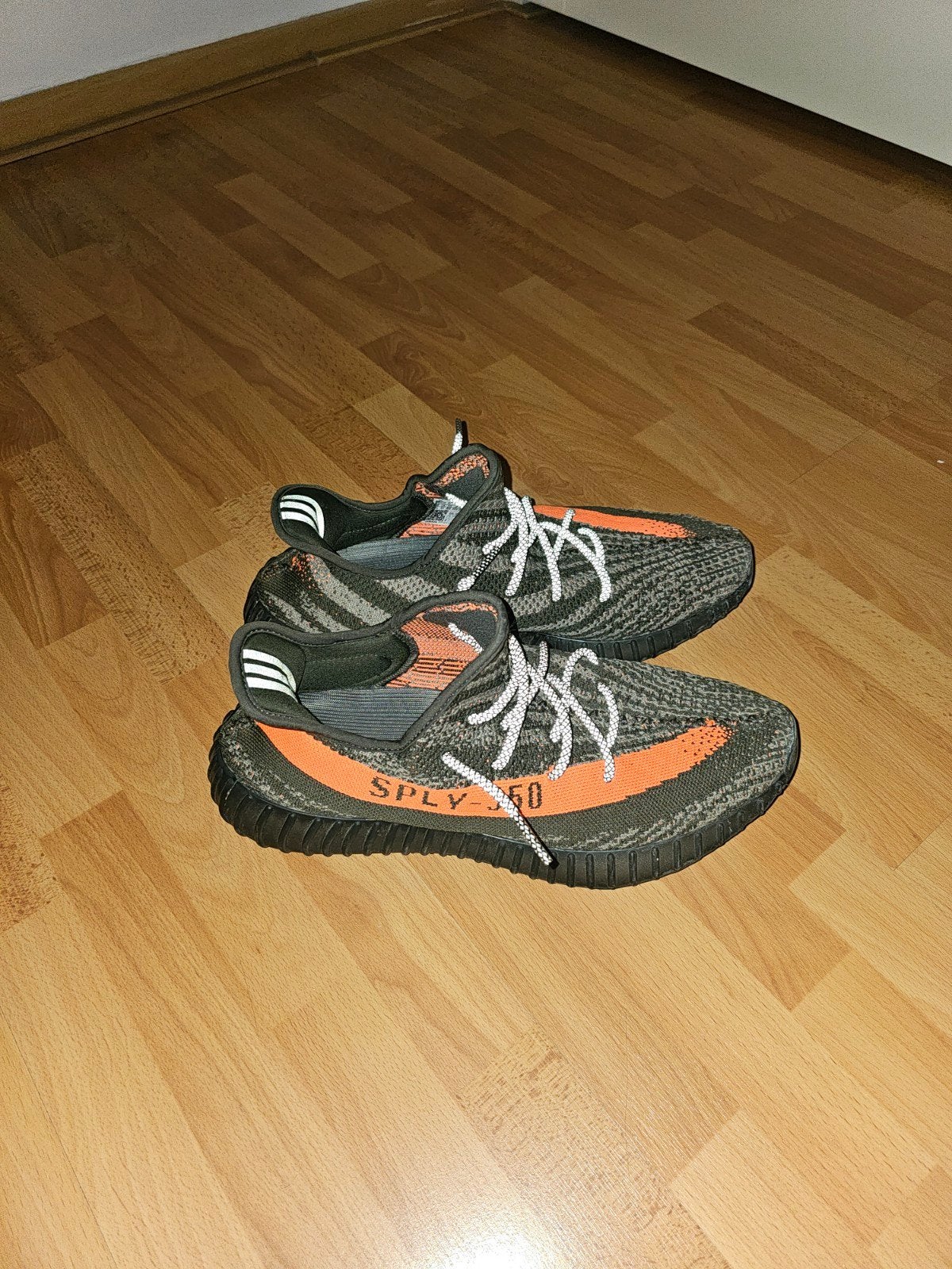 Yeezy Boost 350 V2 Carbon Beluga Maat 45 (US 11.5), Adidas, Ophalen of Verzenden, Zo goed als nieuw, Overige sporten
