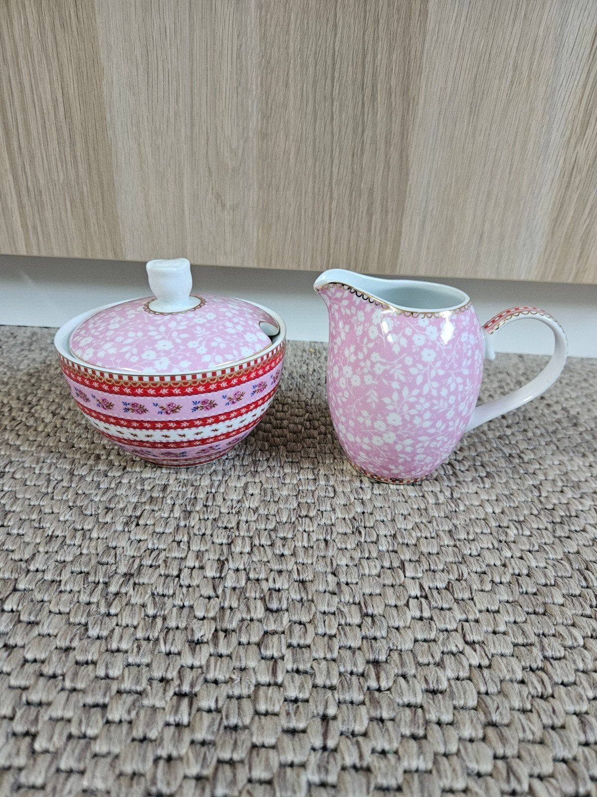 Pip Studio suikerpot en melkkan - Roze met bloemmotief, Ophalen of Verzenden, Zo goed als nieuw, Modern, Porselein