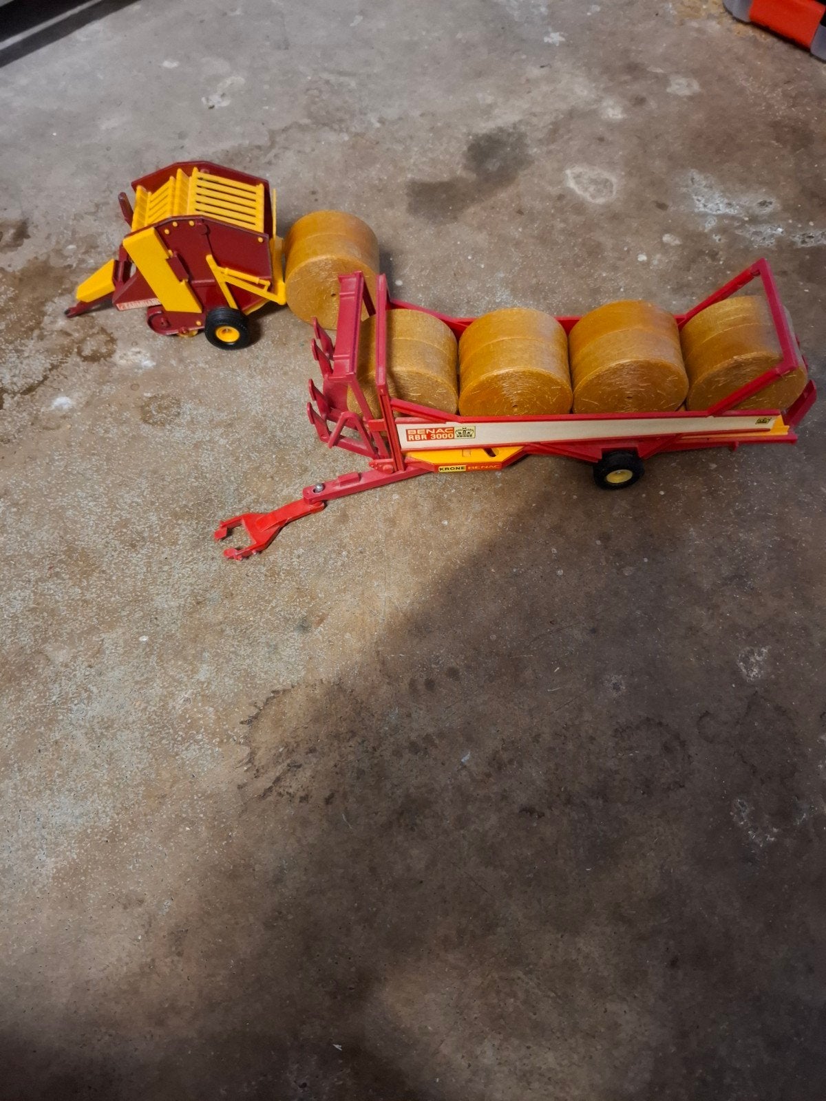 Te koop britains balenpers en balenkar, Hobby en Vrije tijd, Modelauto's | 1:32, Ophalen of Verzenden, Zo goed als nieuw, Tractor of Landbouw