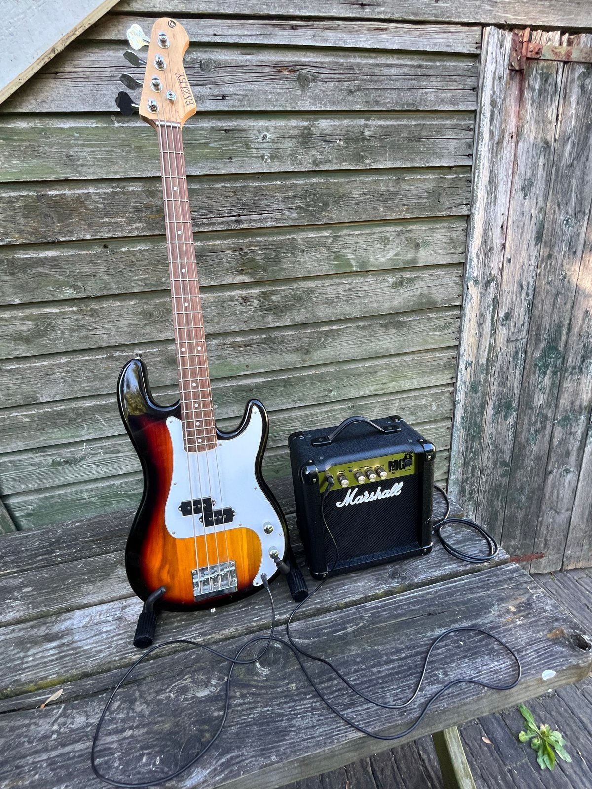 Basgitaar Fazley met Marshall MG10 Versterker