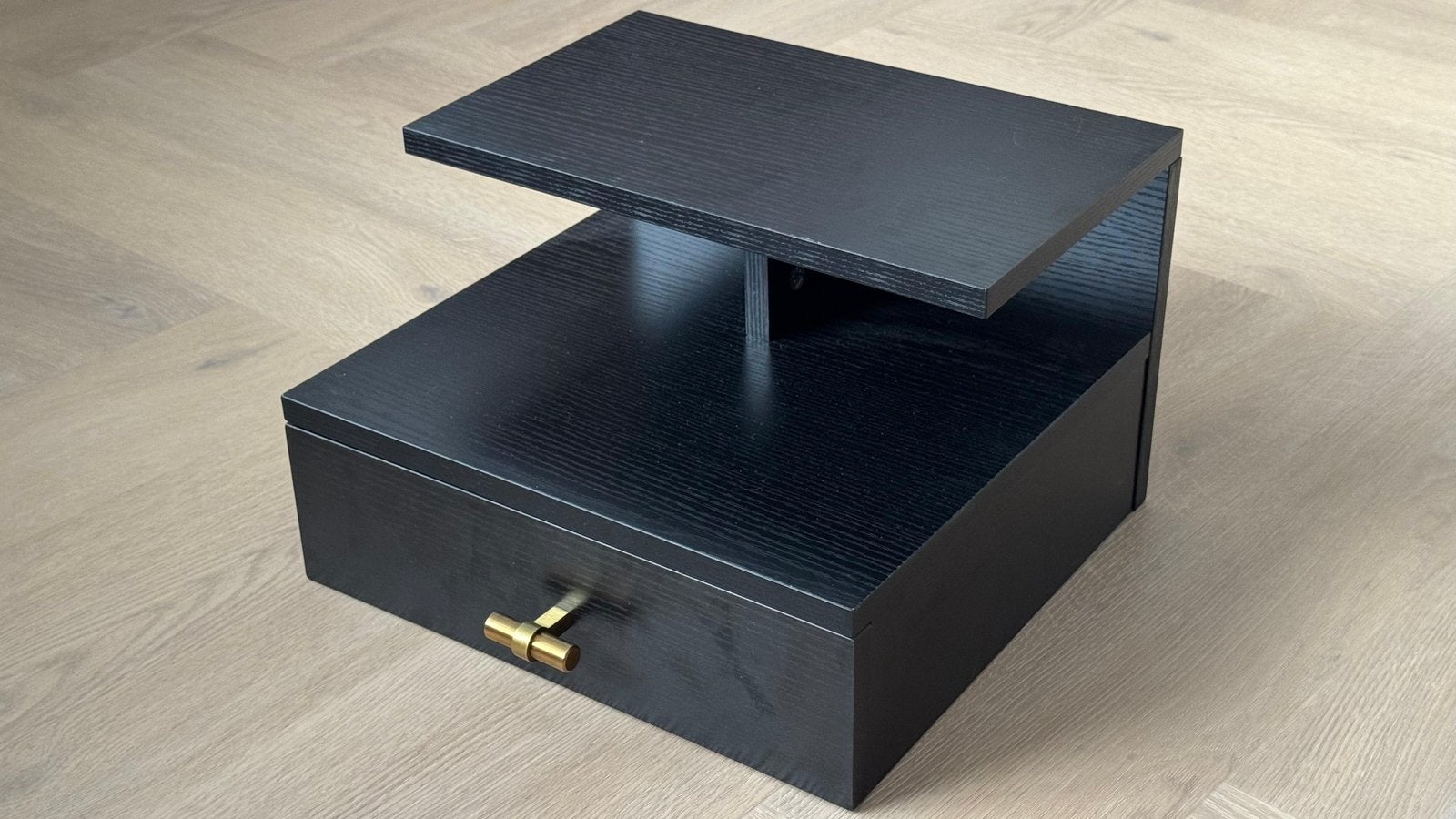 1 zwevend nachtkastje | zwart met goudkleurig knopje, Ophalen, Zo goed als nieuw, 65 cm of meer, 70 cm of meer