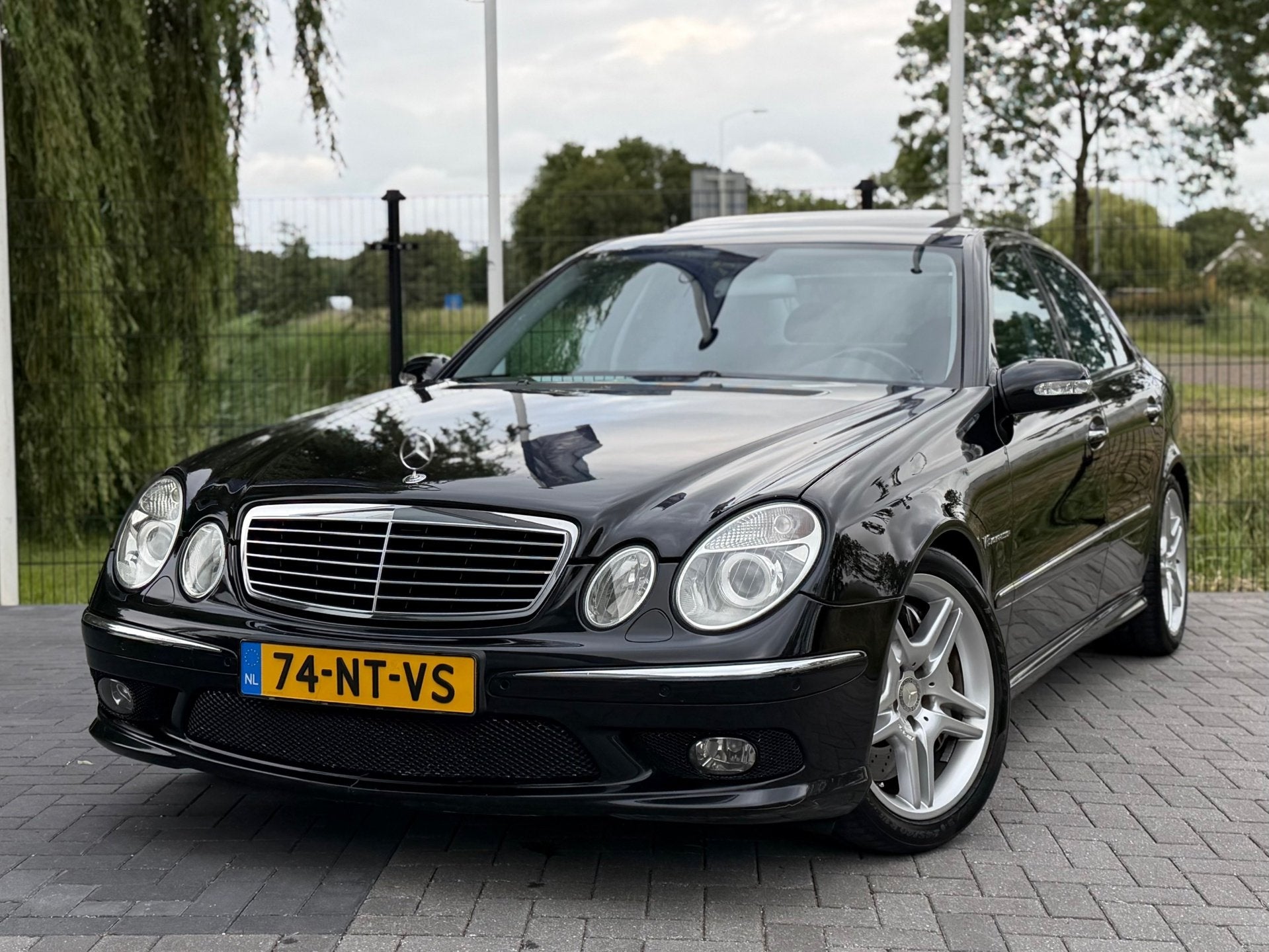 Mercedes-Benz E-klasse AMG 55 AUT / CLIMA / CRUISE / LEDER /, Auto's, Automaat, Achterwielaandrijving, Gebruikt, Zwart