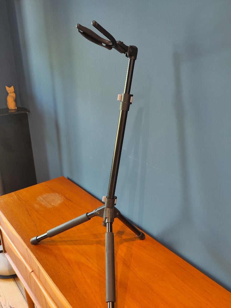 Solide K&M gitaarstandaard, Ophalen of Verzenden, Gebruikt, Instrumentstandaard, Gitaar