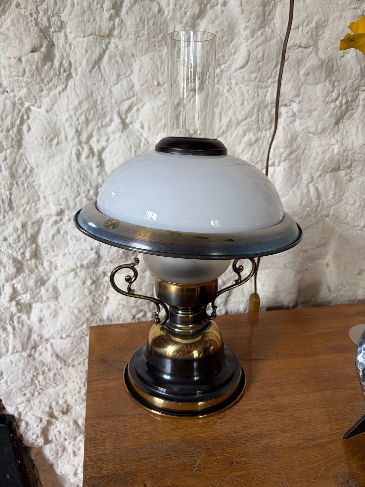Vintage olielamp / tafellamp met glazen kap, Antiek en Kunst, Ophalen