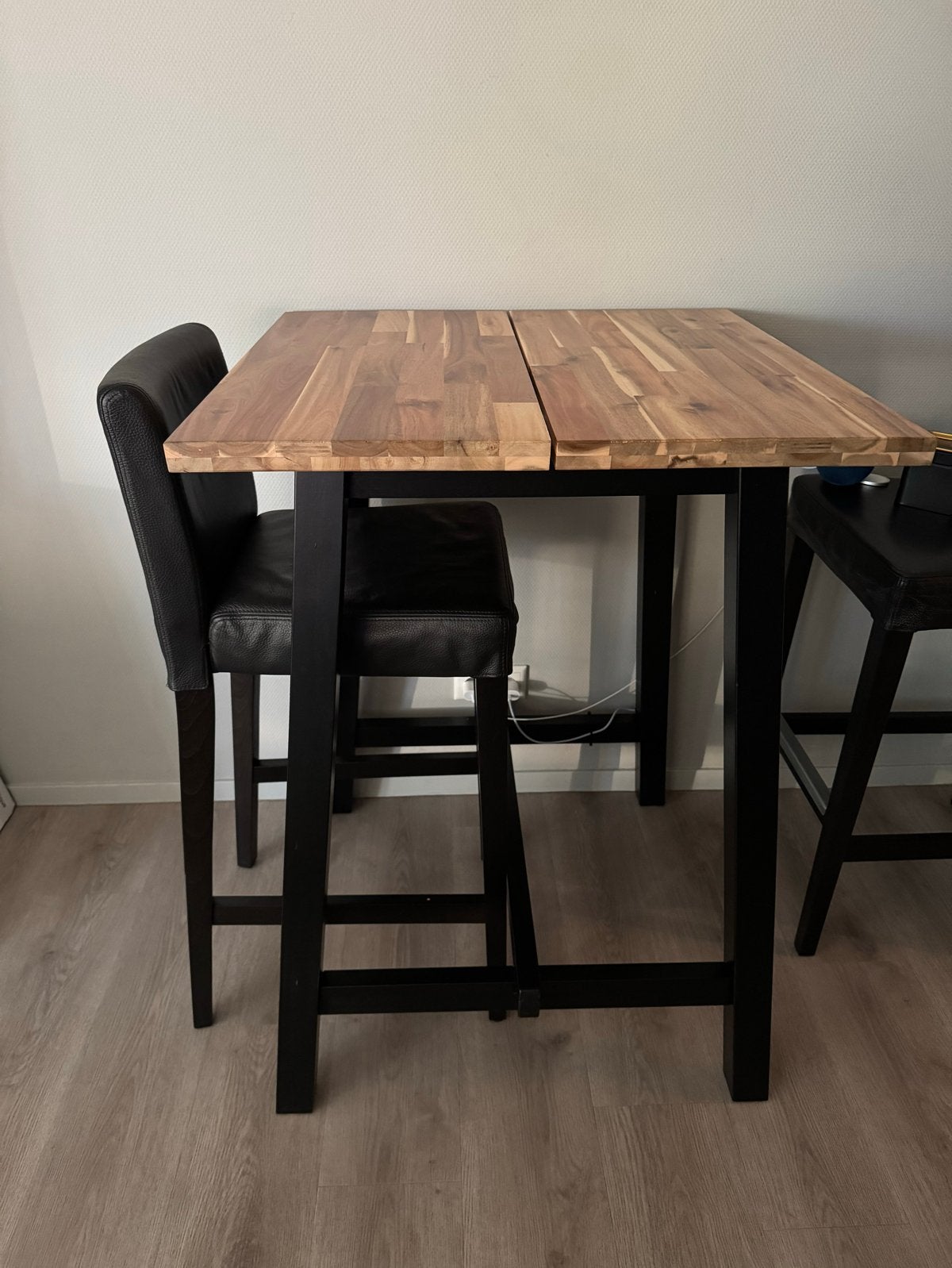 IKEA Tybyn Bartafel met 2 Henriksdal barkrukken, Huis en Inrichting, Barkrukken, Ophalen, Gebruikt, Met voetsteun, 90 cm of meer