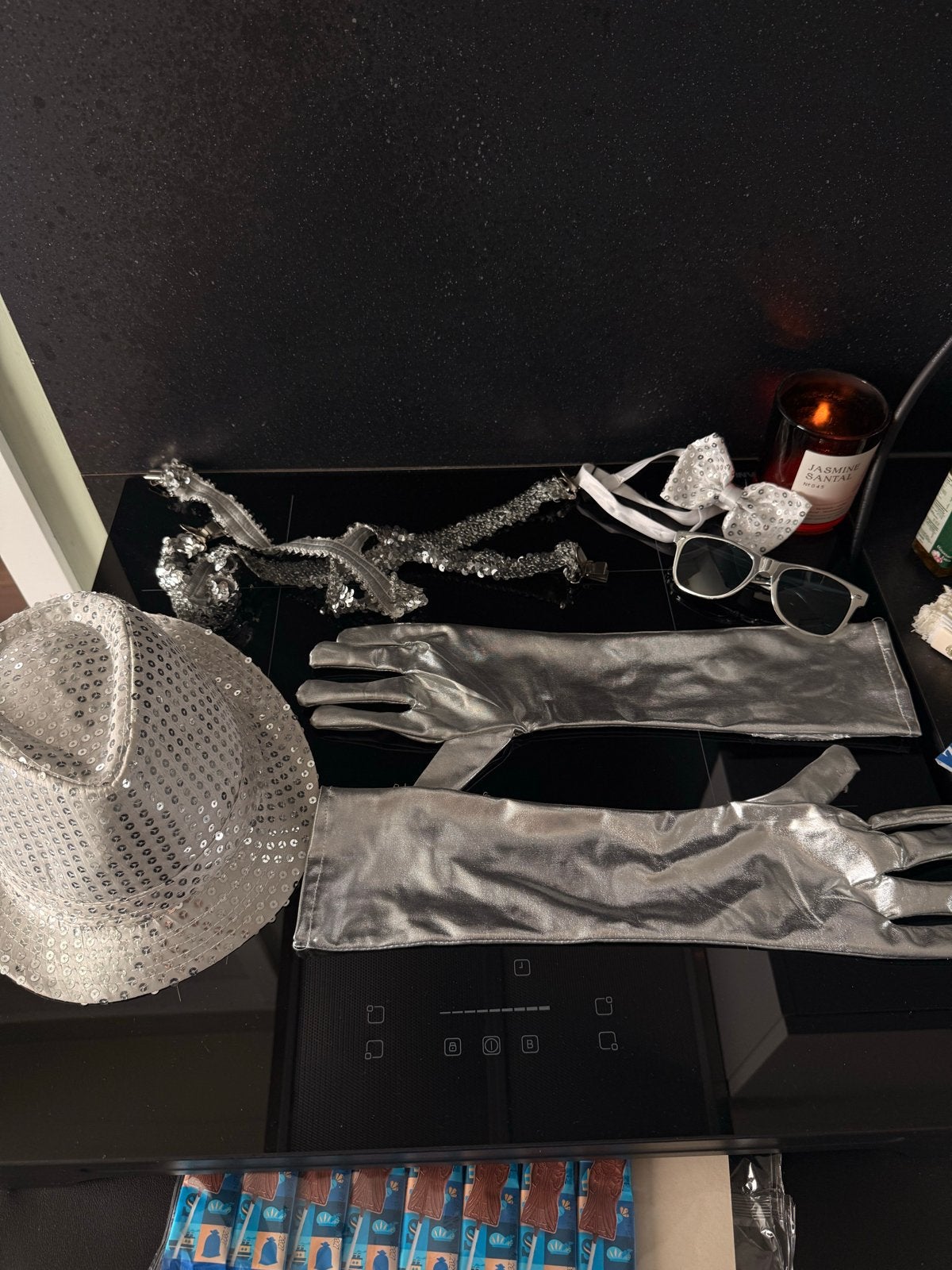 Zilveren glitter set: hoed, handschoenen, vlinderdas, zonneb, Zilver, Overige thema's, Overige typen, Textiel