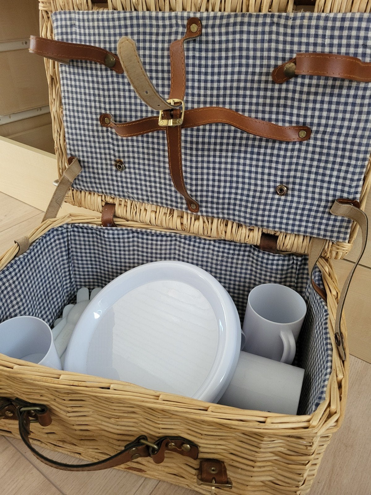 Gevulde picknickmand met servies en geruite voering, Hobby en Vrije tijd, Picknickmanden, Ophalen, Zo goed als nieuw