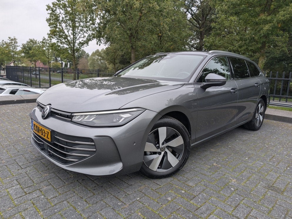 Volkswagen Passat Variant 1.5 150PK eTSI Highline | Stuur- s, 4 cilinders, Leder en Stof, Grijs, 1600 kg