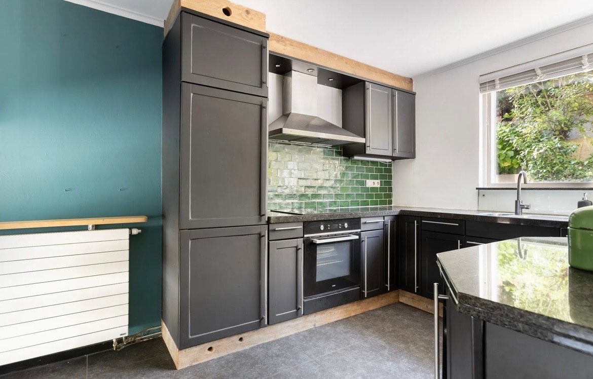 Moderne hoekkeuken met Etna apparatuur en composiet aanrecht, Huis en Inrichting, Keuken | Complete keukens, Ophalen, Gebruikt