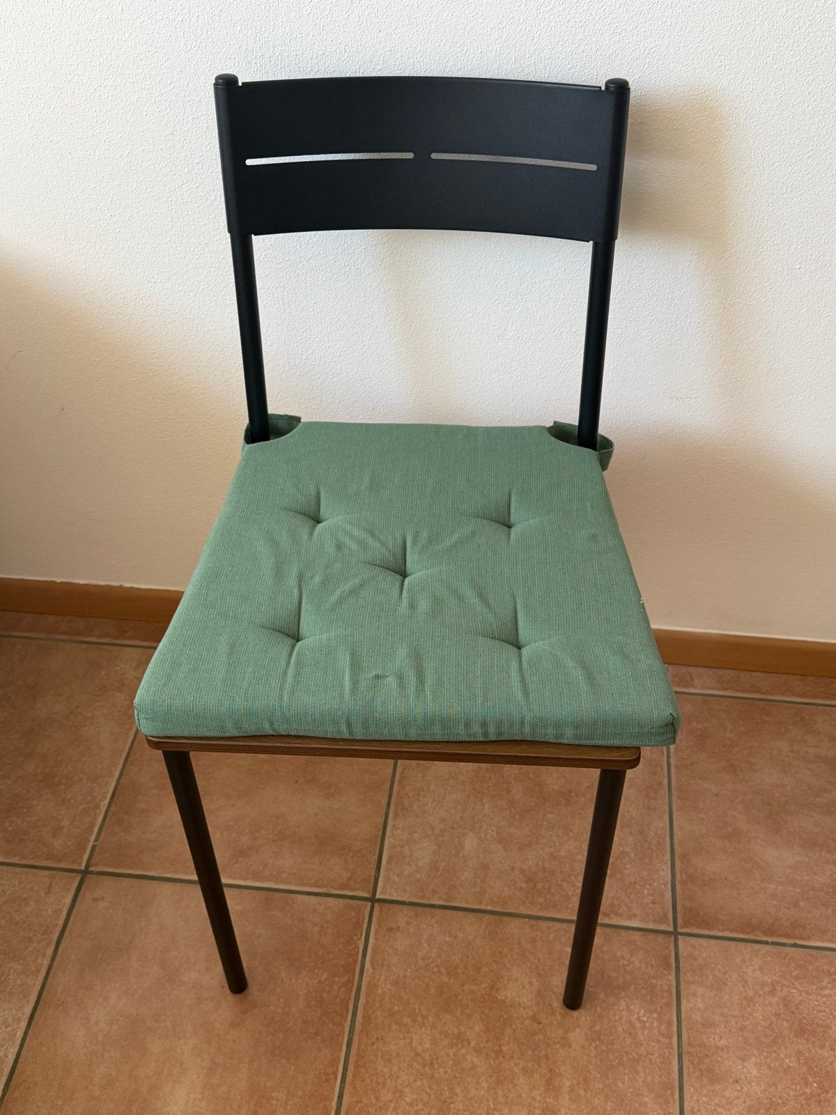 Leuk IKEA stoeltje met zitkussen, zithoogte 45 cm, Huis en Inrichting, Ophalen, Gebruikt, Zwart, Metaal
