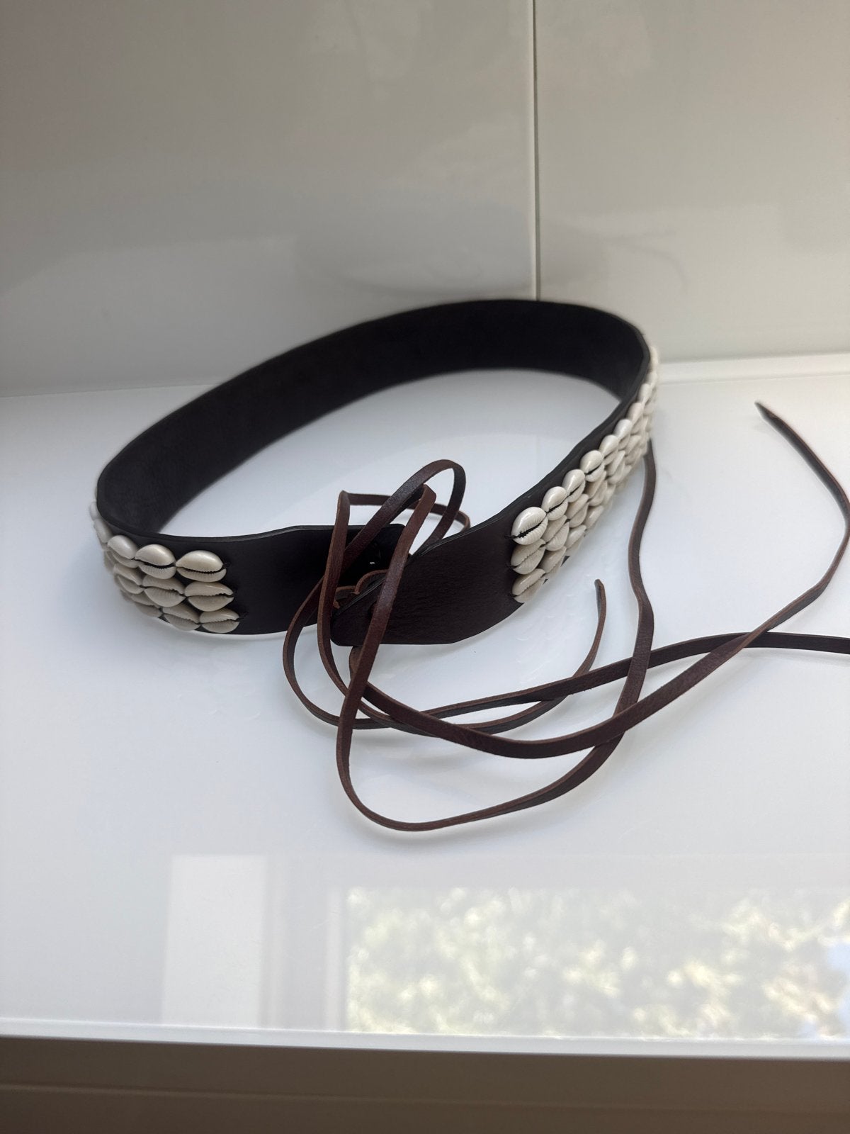Leren riem met schelpen, Echt leder, 90 tot 100 cm, Heupriem, Ophalen of Verzenden
