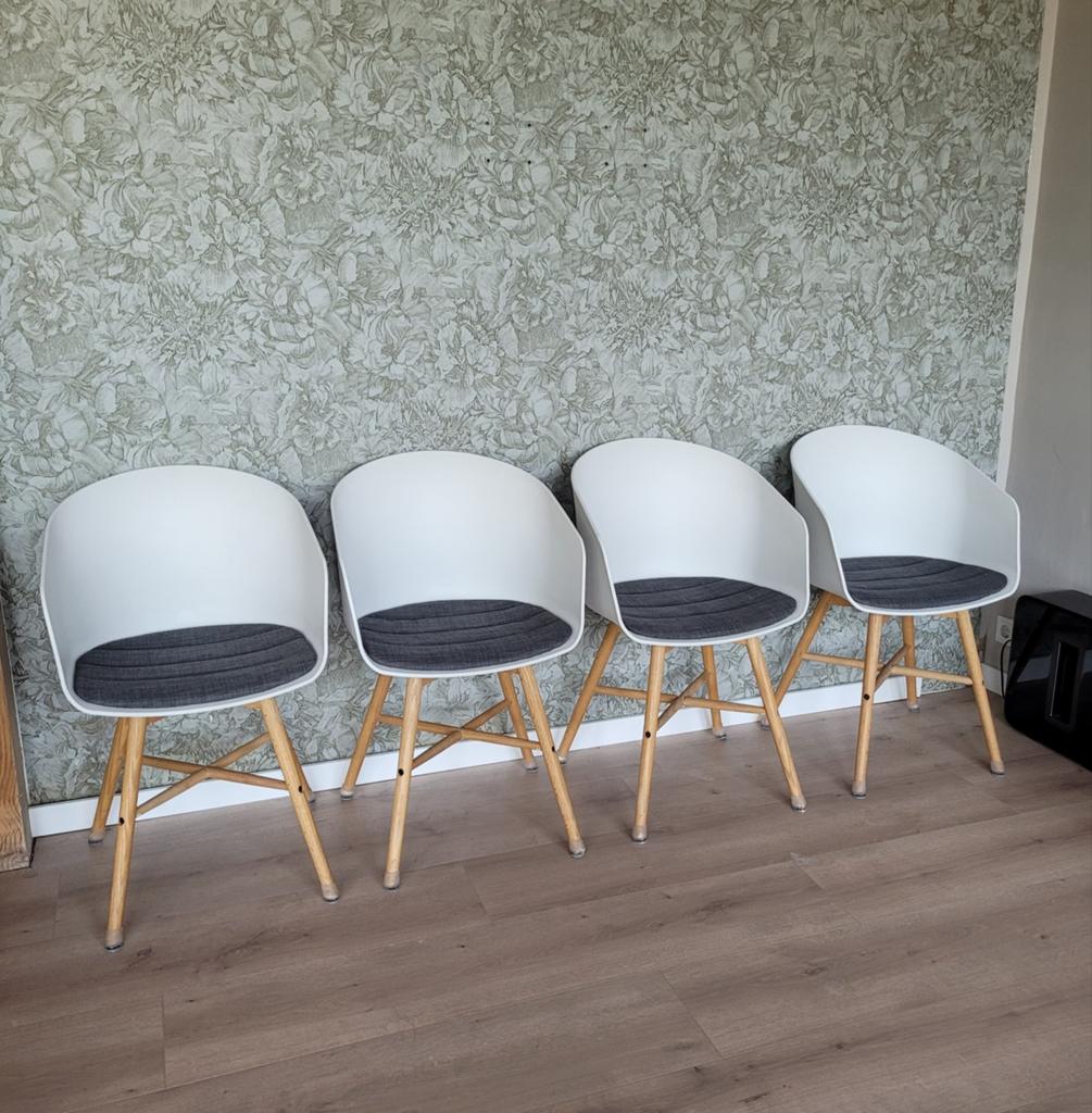 Set van 4 witte eetkamerstoelen met houten poten, Wit, Vier, Ophalen, Hout