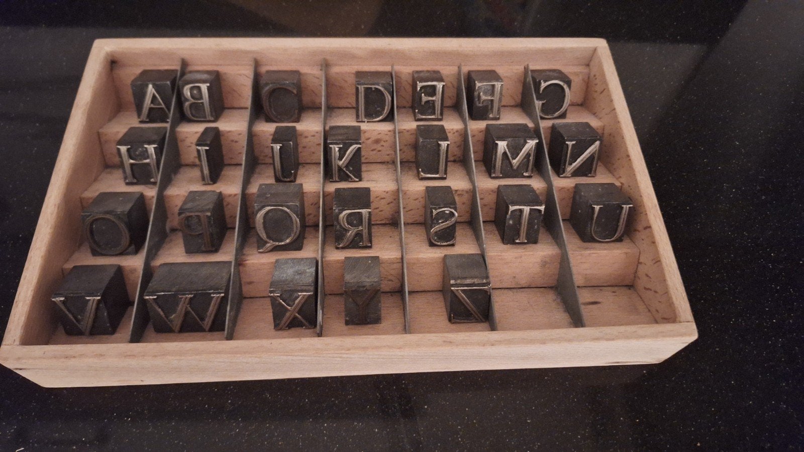 Vintage letterbak met echte drukblokken, compleet alfabet, Ophalen of Verzenden