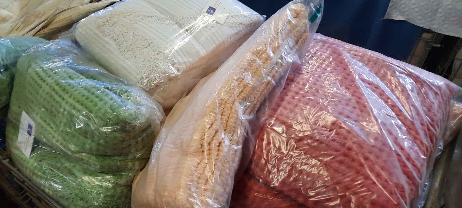 Partij 29 stuks nieuwe katoenen chenille spreien 
Te koop ni, Ophalen, Nieuw, Katoen, Overige maten