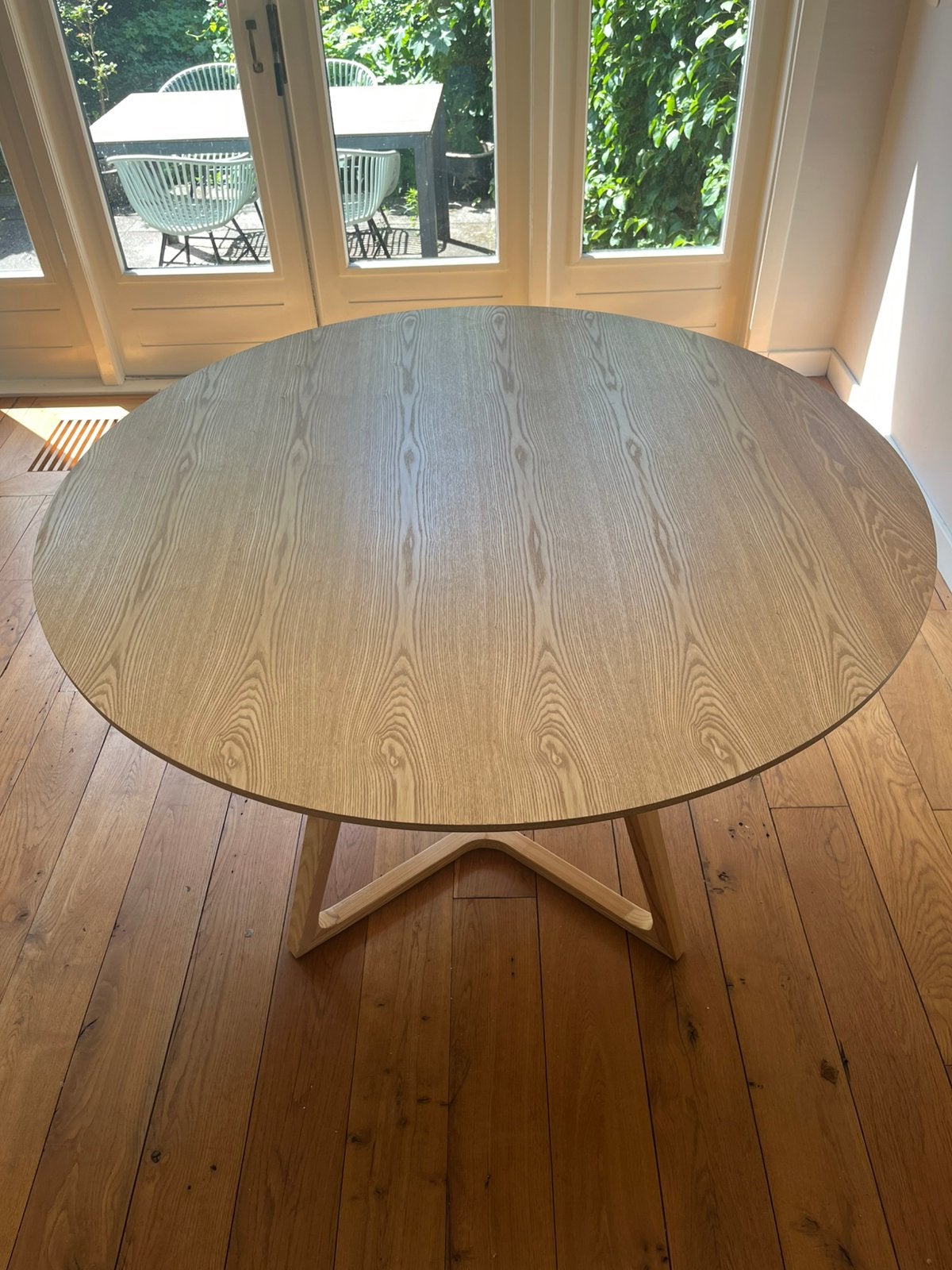 Prachtige nieuwe massief houten design tafel, Ophalen, Rond, Scandinavisch, Zo goed als nieuw