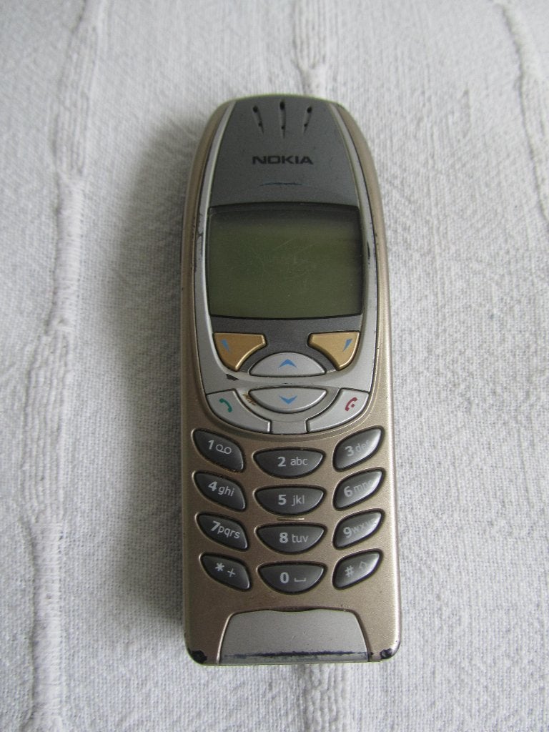 Vintage Nokia, 13 cm, goud/zilverkleur, Gebruikt, Fysiek toetsenbord, 3 tot 6 megapixel, Ophalen of Verzenden