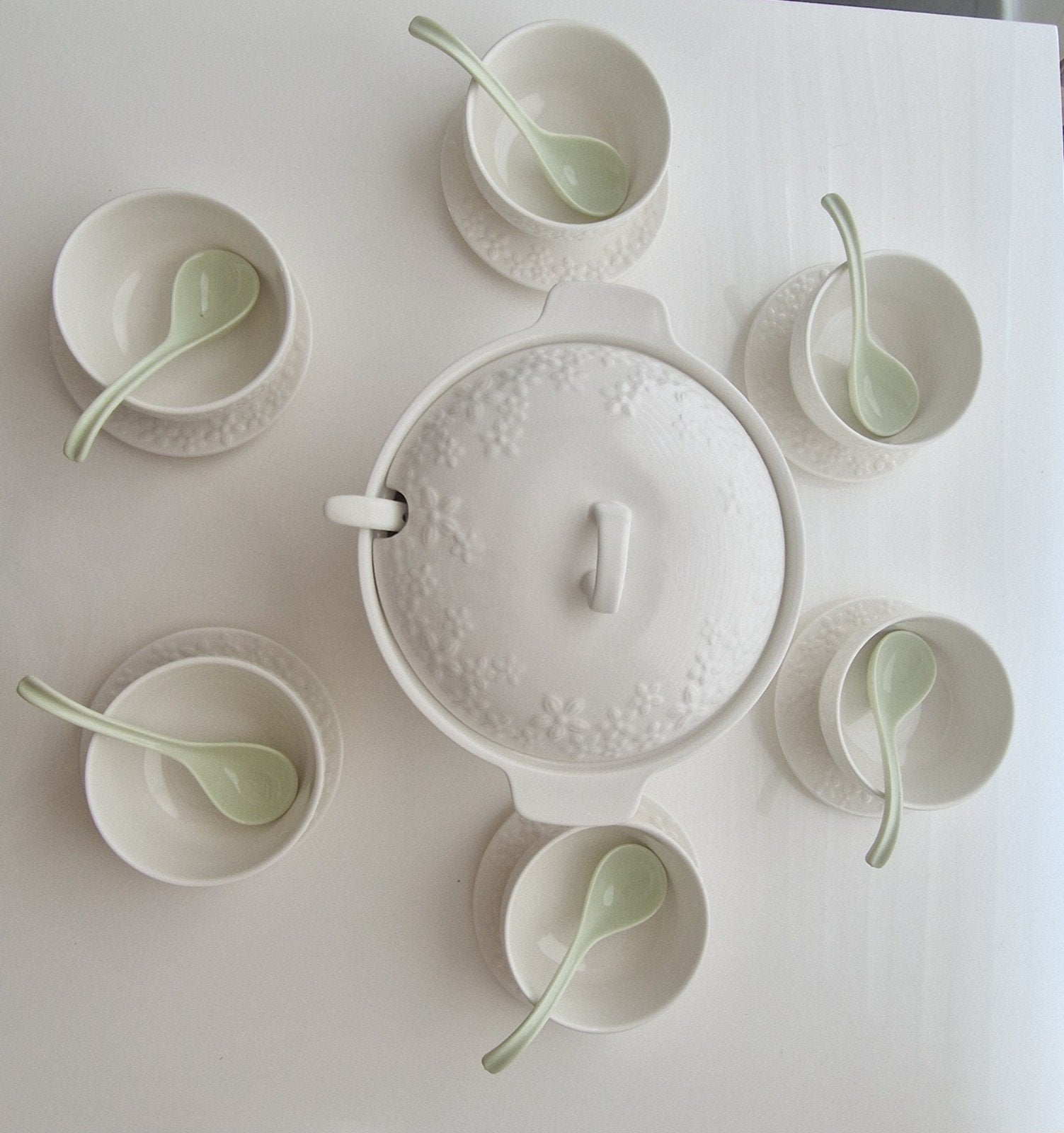 Wit servies met kommen, schotels en dekschaal, Ophalen, Keramiek, Zo goed als nieuw, Modern