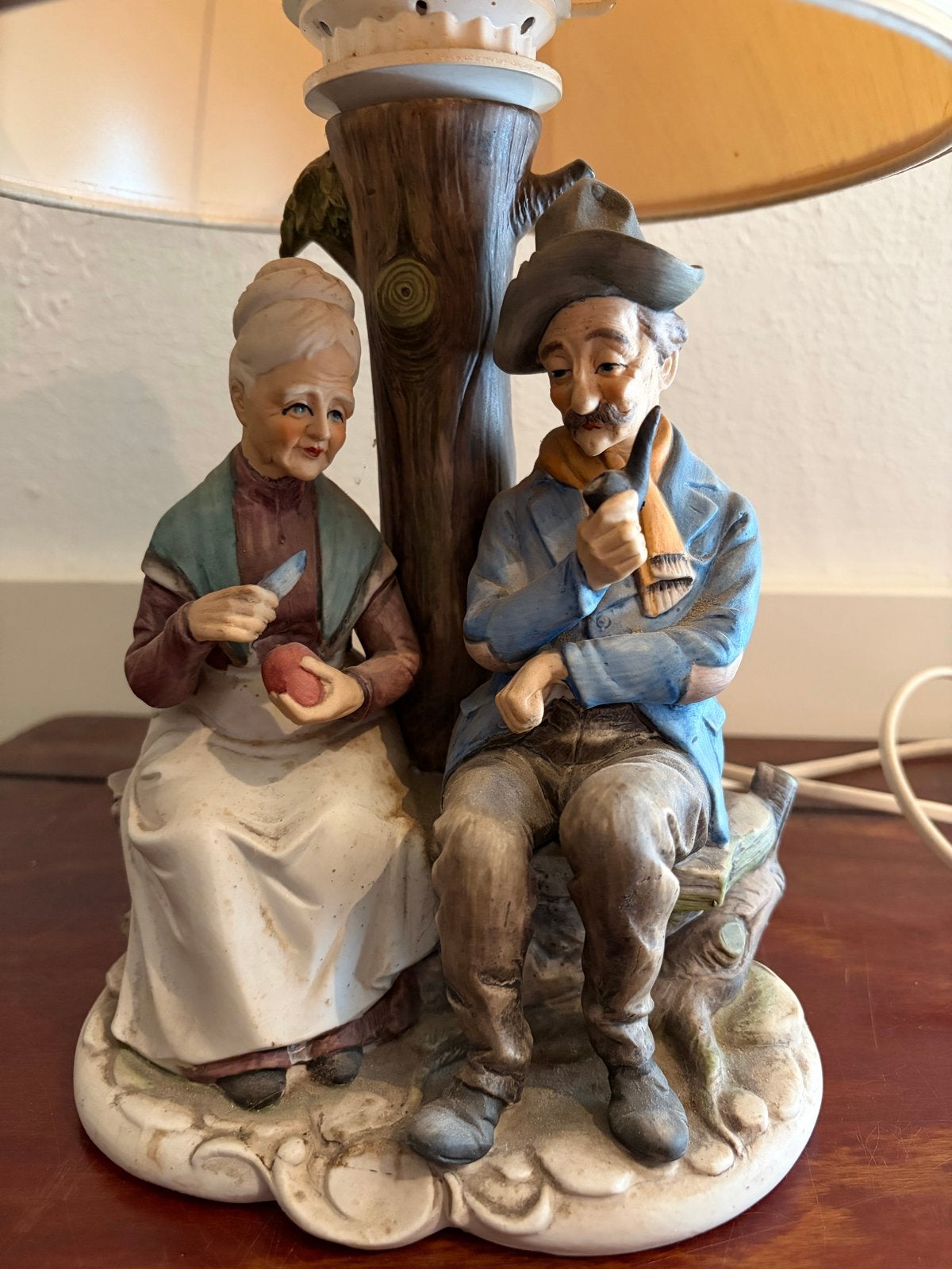 Vintage tafellamp met beeldje van oud stel, Ophalen