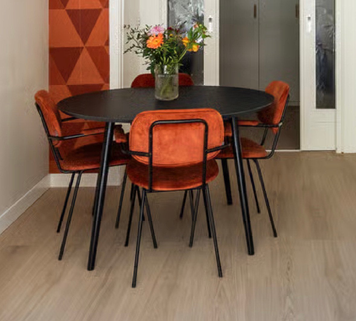 Zwarte ronde eettafel 120 cm met 4 roestbruine stoelen, Ophalen, Rond, Zo goed als nieuw, Deens design