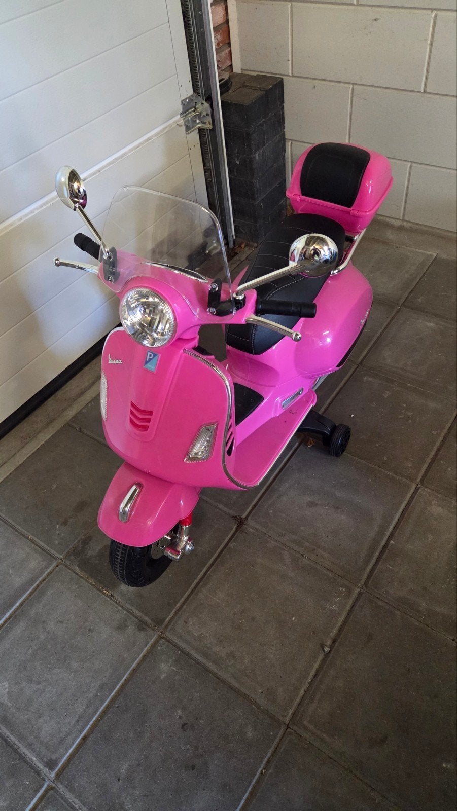 Roze Vespa kinder scooter met zijwieltjes, Ophalen, Gebruikt