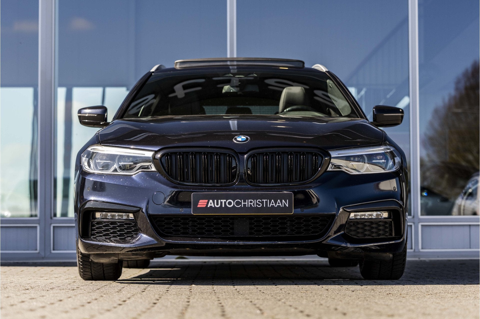 BMW 5 Serie Touring 520i High Executive M-Sport | Pano | Cam, Achterwielaandrijving, Gebruikt, 4 cilinders, Zwart