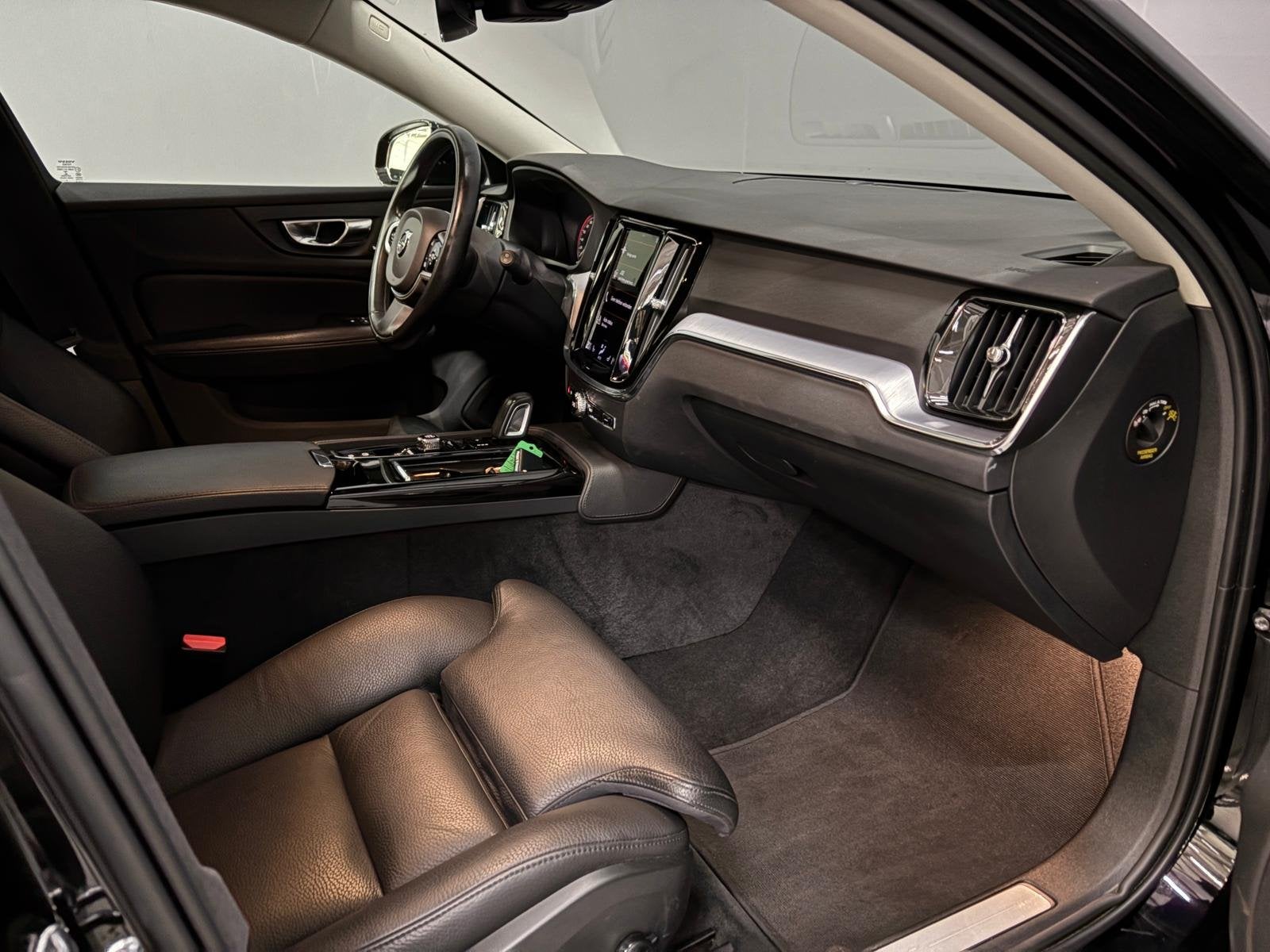 Volvo V60 2.0 T8 Recharge AWD R-Design (bj 2020, automaat), Auto's, Volvo, Automaat, Gebruikt, 4 cilinders, Zwart