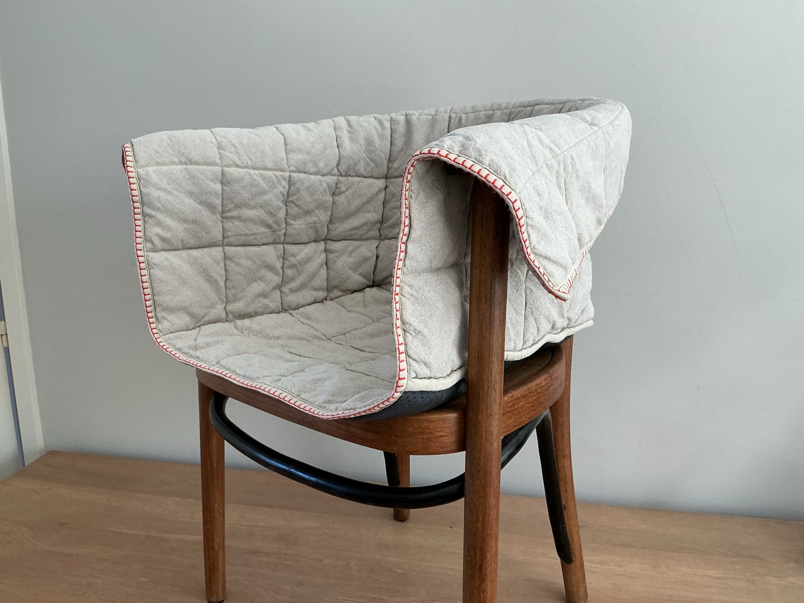 2x IKEA ESBJÖRN stoelhoezen, beige met rood/oranje stiksel, Huis en Inrichting, Ophalen of Verzenden, Zo goed als nieuw, Grijs