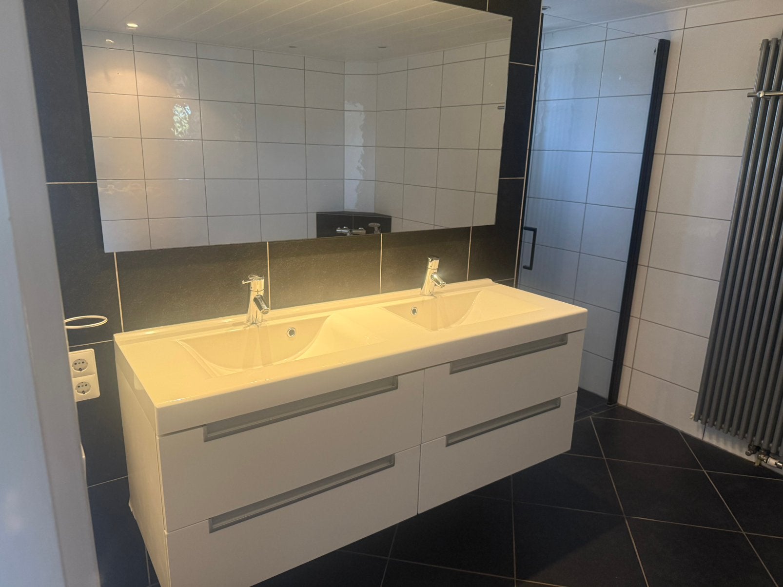 Complete badkamer met badmeubel en hoekbad, ook los te koop, Ophalen, Gebruikt, Met douche