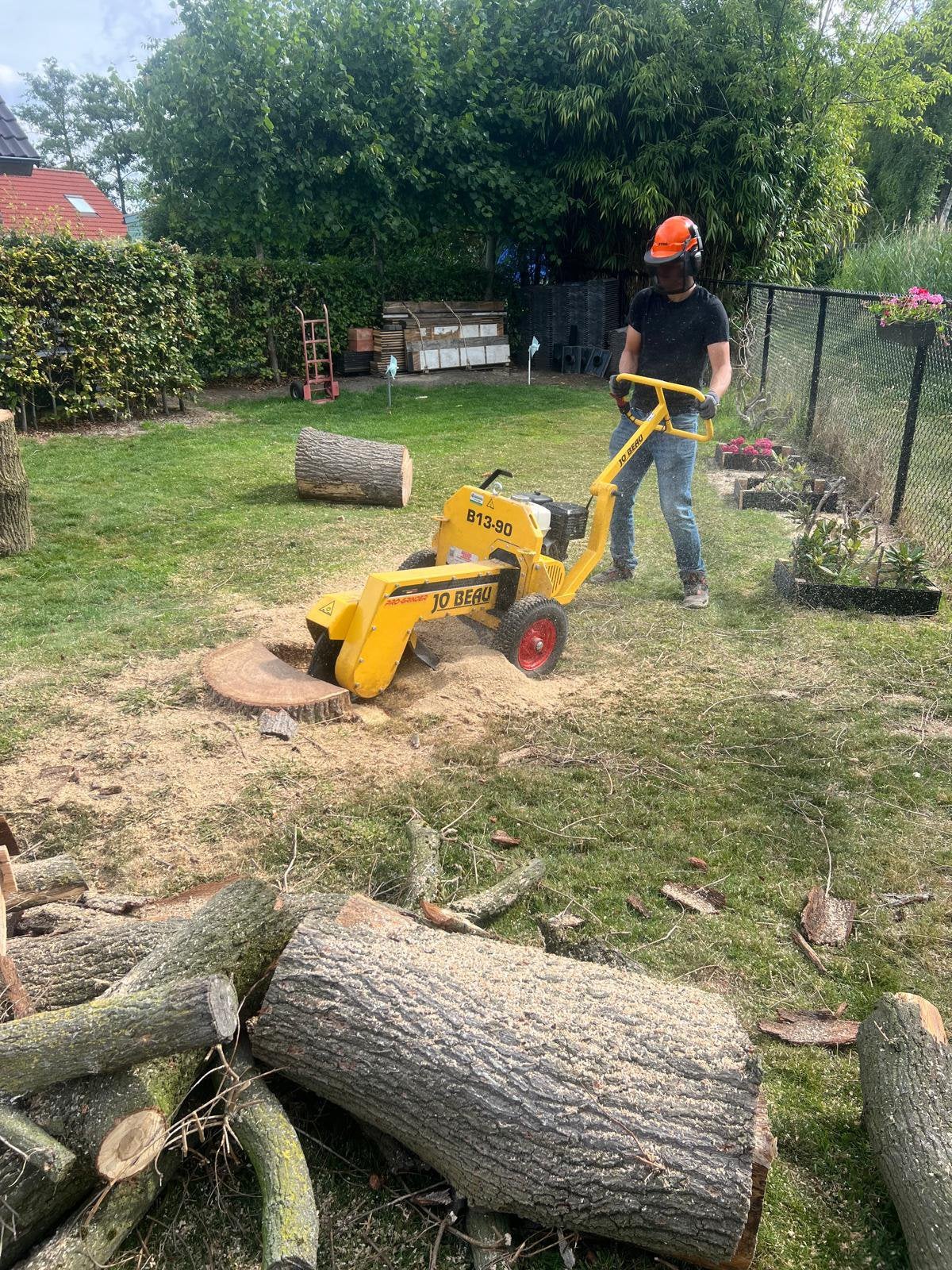 Stronken Frezen / Stobben Frezen, Tuinonderhoud of Snoeiwerk