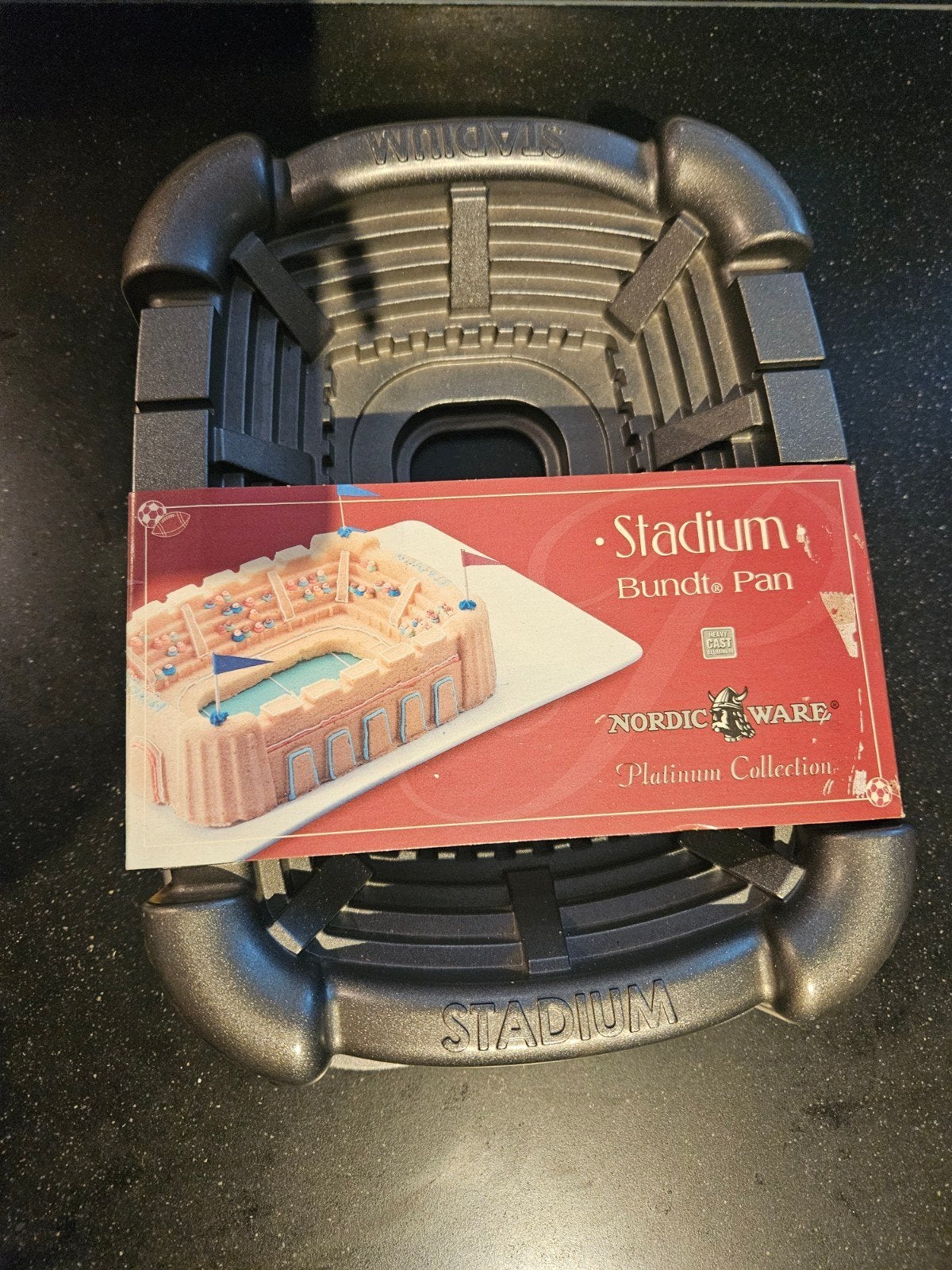 Nordic Ware Stadium Bakvorm - Perfect voor WK voetbal!, Ophalen of Verzenden