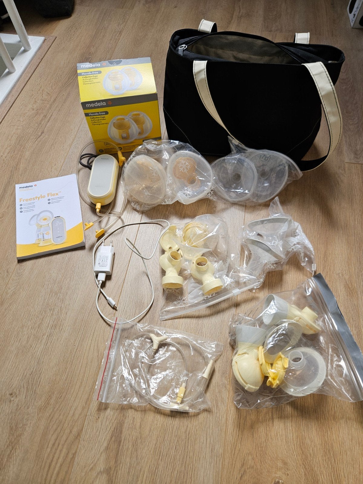 Medela Freestyle Handsfree kolf met toebehoren, Ophalen of Verzenden, Gebruikt