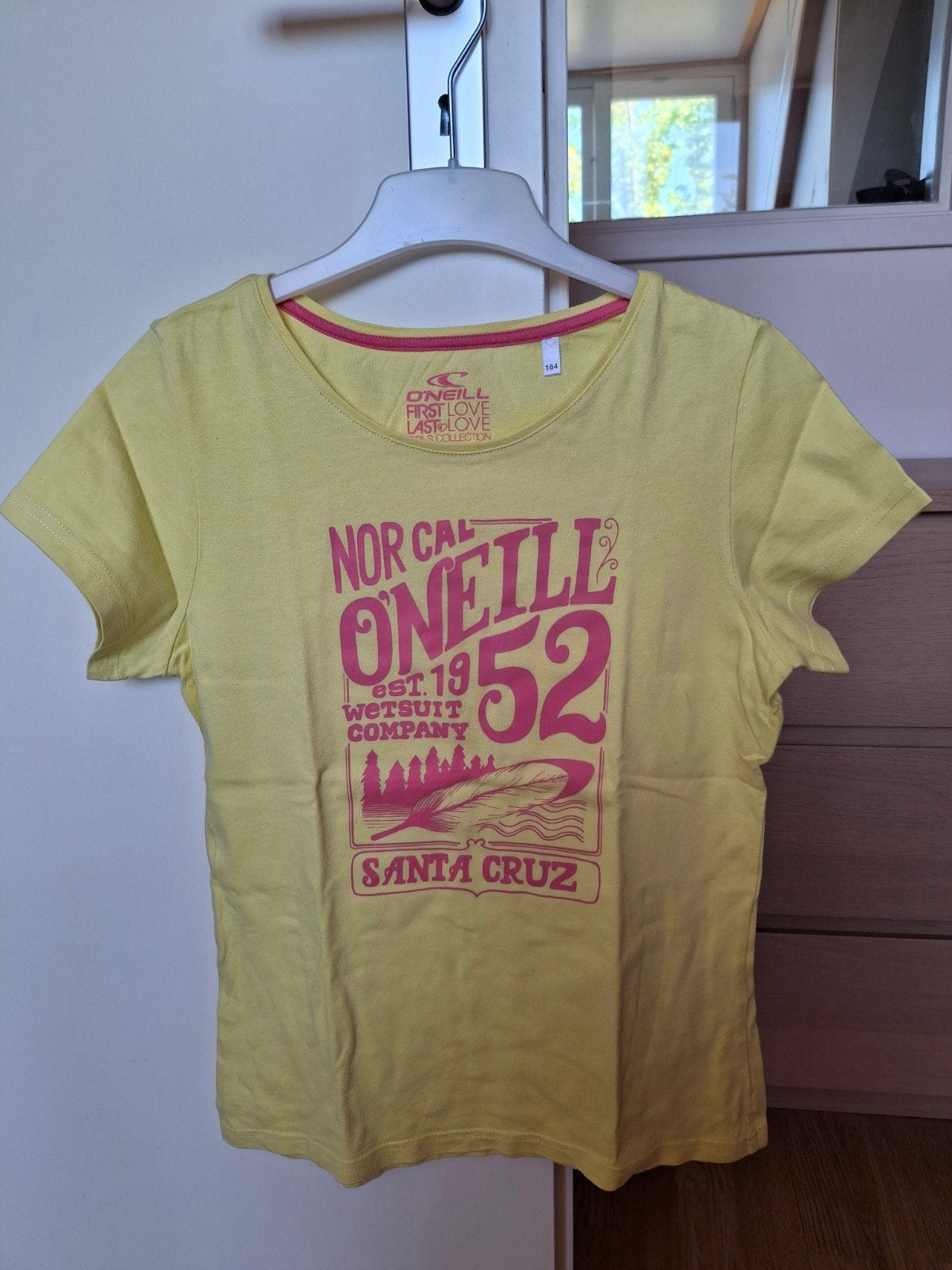 maat 164 Geel t-shirt met roze opdruk, Kinderen en Baby's, Kinderkleding | Maat 164, Meisje, Ophalen of Verzenden, Zo goed als nieuw