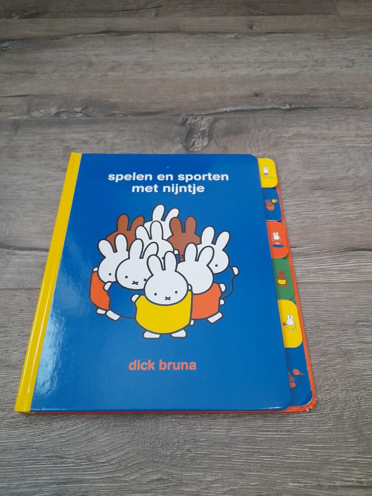 Boek Spelen en Sporten met Nijntje - Dick Bruna, Boeken, Ophalen of Verzenden, Zo goed als nieuw, Dick Bruna, Uitklap-, Voel- of Ontdekboek