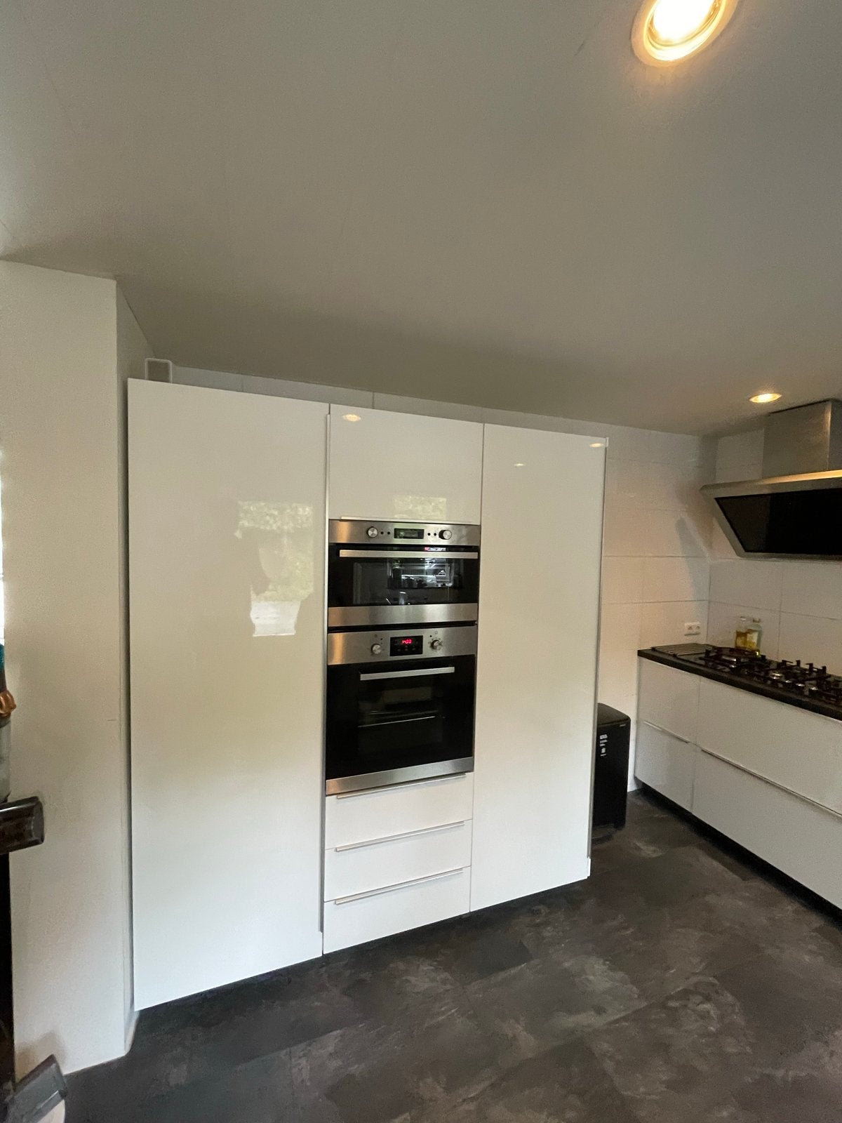 Foto 3 van Moderne witte keuken met inbouwapparatuur