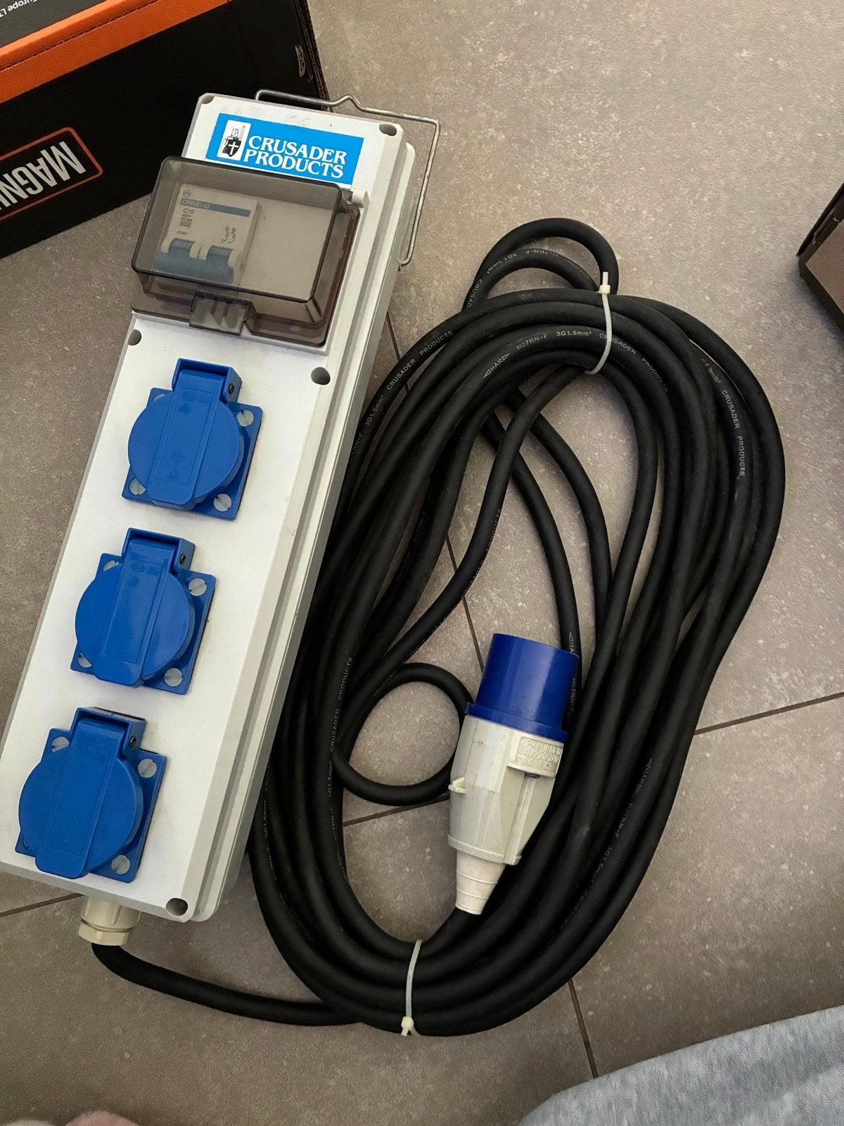 Crusader Products Stekkerdoos met 3 stopcontacten en kabel, Ophalen of Verzenden, Gebruikt, Overige merken, Stekkerdoos
