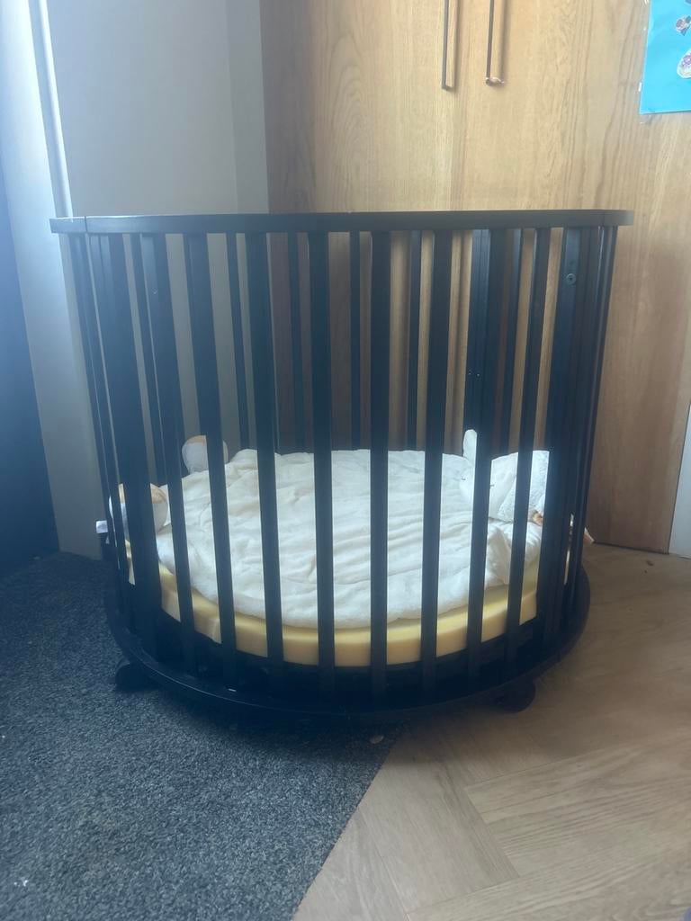 Ronde zwarte box met matras en wieltjes, Kinderen en Baby's, Boxen, Ophalen of Verzenden, Gebruikt, Rond, Wieltjes