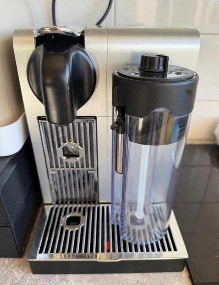 Nespresso De'Longhi Lattissima One Koffiemachine, Ophalen, Koffiemachine, Zo goed als nieuw, 1 kopje