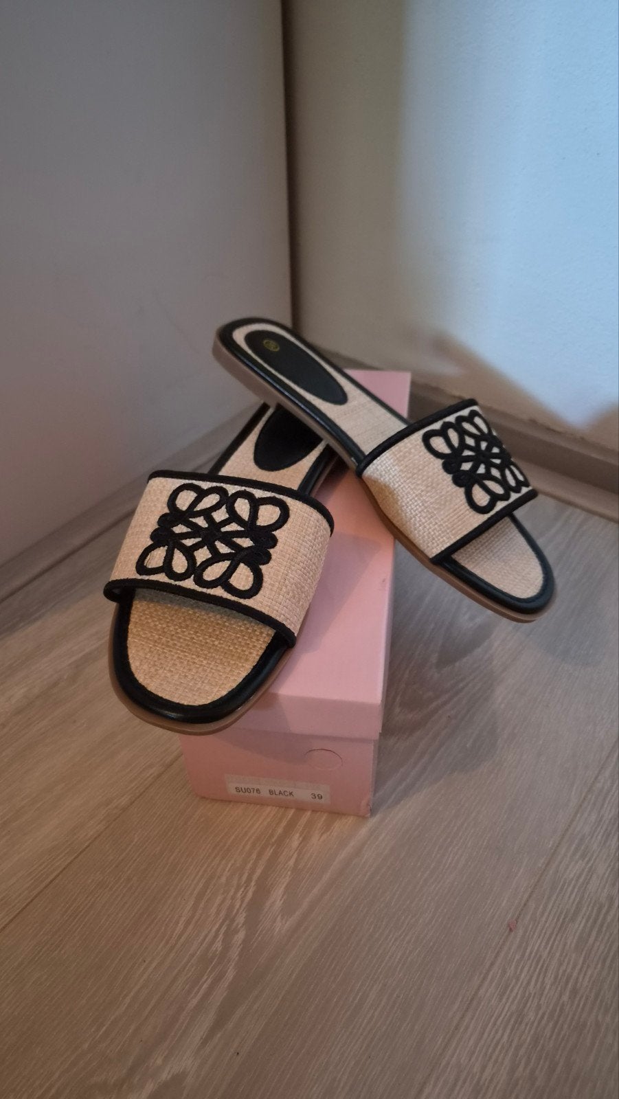 Stijlvolle slippers met raffia en zwart borduursel, Slippers, Beige, Nieuw, Ophalen of Verzenden