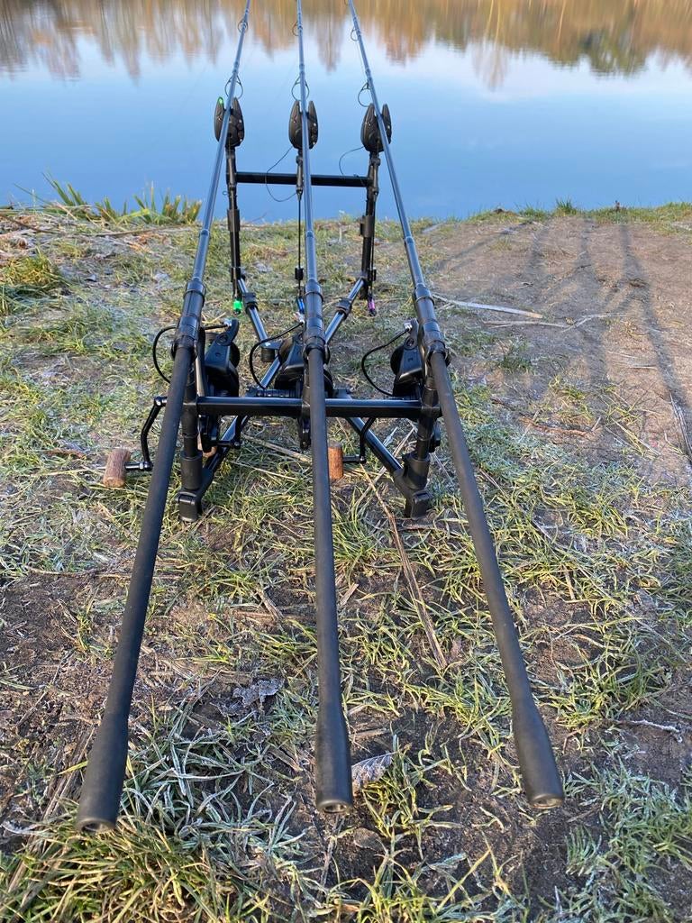 2 avid Revolve R Karperhengel 10ft 3lbs ALLEEN DE HENGELS, Ophalen of Verzenden, Zo goed als nieuw, Werphengel