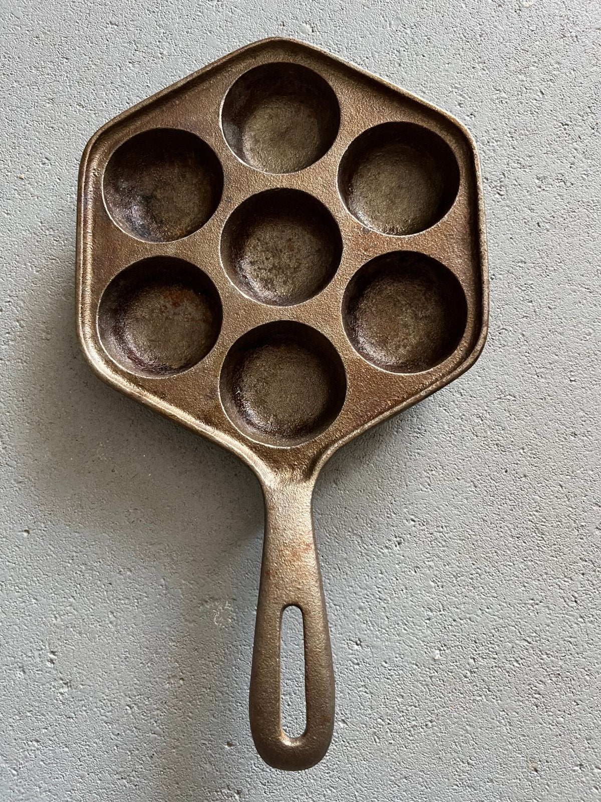 zeldzame diepe poffertjes pan met steel Gietijzer, Ophalen, Gietijzer